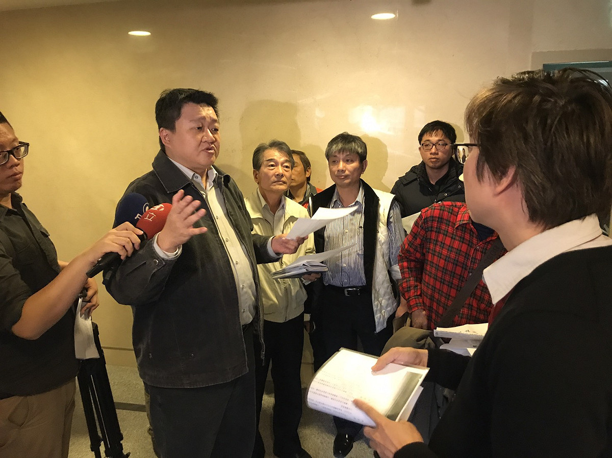 新北市議員何博文邀市府消防、工務、消保等相關單位，會勘浮洲合宜住宅的消防及公共設施安全。 （何博文服務處提供）