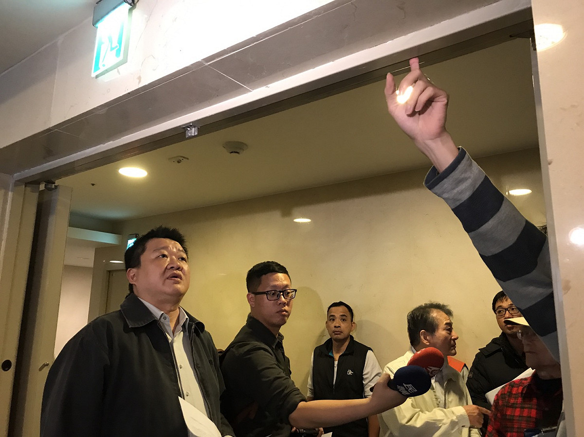 新北市議員何博文邀市府消防、工務、消保等相關單位，會勘浮洲合宜住宅的消防及公共設施安全。 （何博文服務處提供）