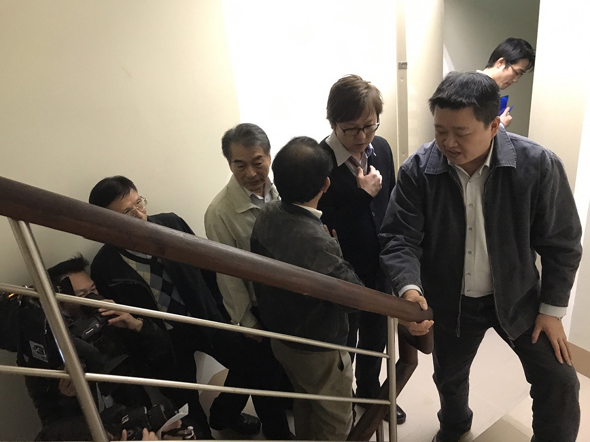 新北市議員何博文邀市府消防、工務、消保等相關單位，會勘浮洲合宜住宅的消防及公共設施安全。 （何博文服務處提供）
