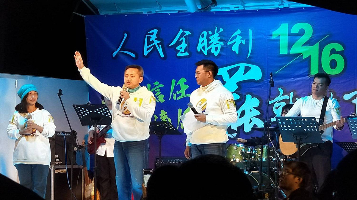 安定力量15日晚間在汐止火車站舉辦「罷昌之夜」，主席孫繼正（舉手者）一度下跪，祈求罷昌成功。 （安定力量提供）