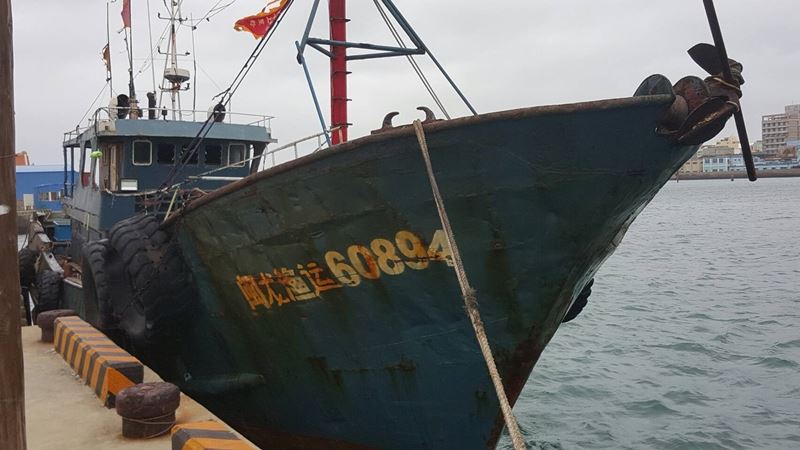 澎湖檢警等單位15日在澎湖海域查獲大陸籍閔龍漁運60894號漁船走私安非他命案件，人船清晨一併押返馬公偵辦中。圖為漁船扣押在海巡隊碼頭。 圖/中央社