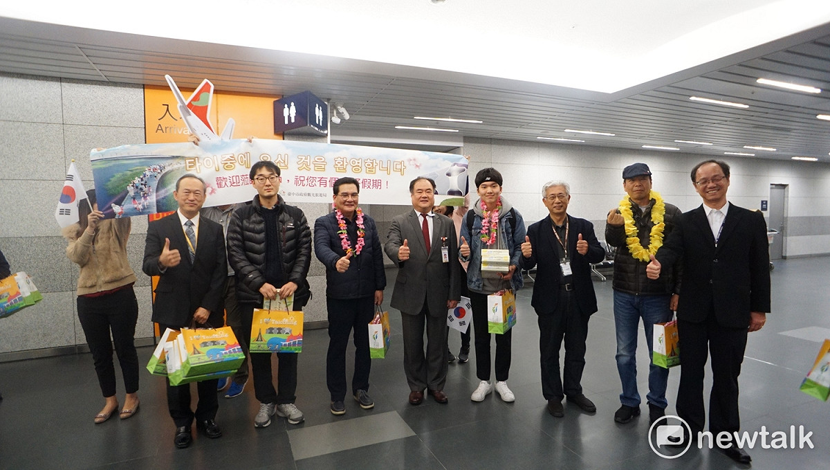 台中市觀旅局陳盛山局長與首批搭乘德威航空首航台中的韓國旅客開心合影。 圖：台中市政府/提供