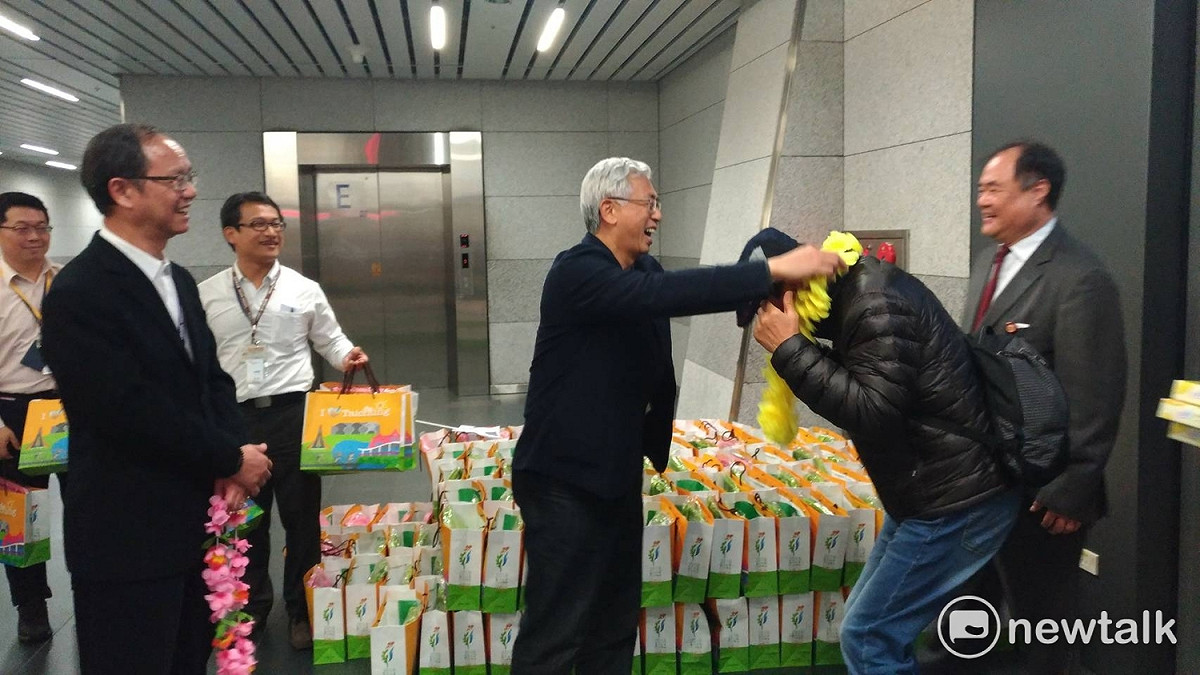 台中市觀旅局長陳盛山15日到清泉崗機場歡迎，首批搭乘韓國廉航德威航空，首航到台中的韓國旅客，並致贈台中的伴手禮。 圖：台中市政府/提供