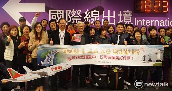 台中市觀旅局長陳盛山與臺中航空站主任張瑞澍、德威航空臺灣區總經理崔家棟、欣聯航旅行社總經理陳瑞倫、捷順交通公司代表，15日到清泉崗機場歡迎，首批搭乘韓國廉航德威航空，首航到台中的韓國旅客，並致贈台中的伴手禮。 圖：台中市政府/提供