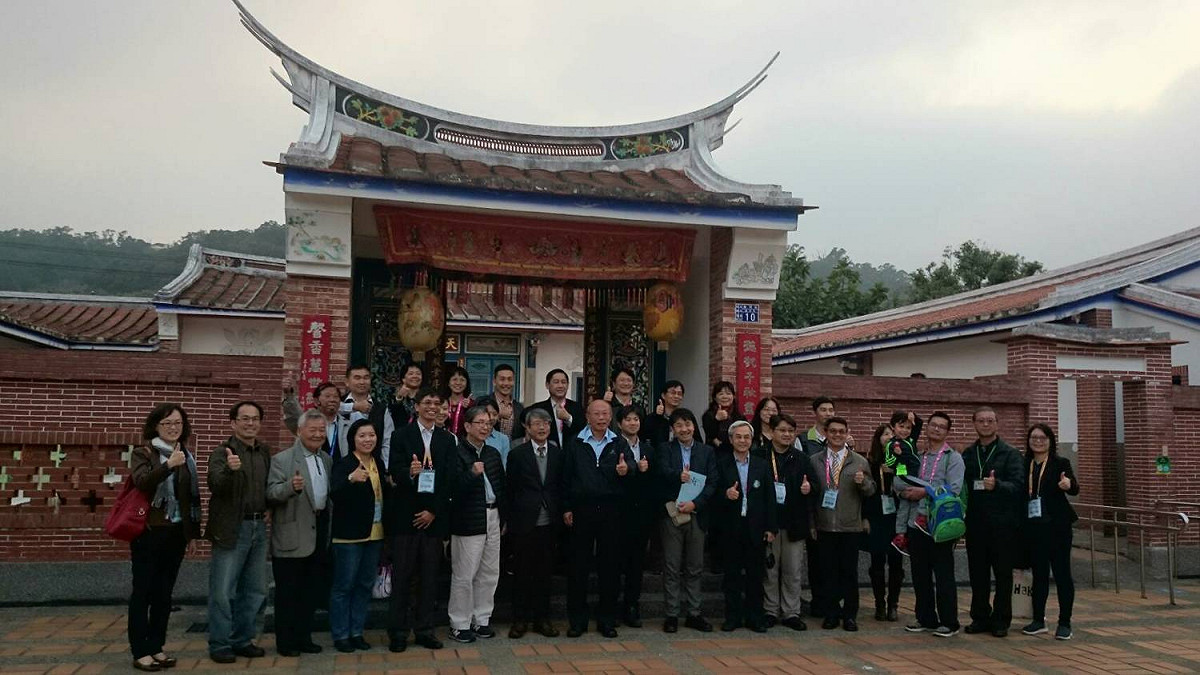 行政院客家委員會客家文化發展中心邀集日本國立民族學博物館、國立交通大學客家文化學院教授與國內外知名學者，一行共35人昨(15)日探訪大埔客家文化。 圖：台中市政府/提供