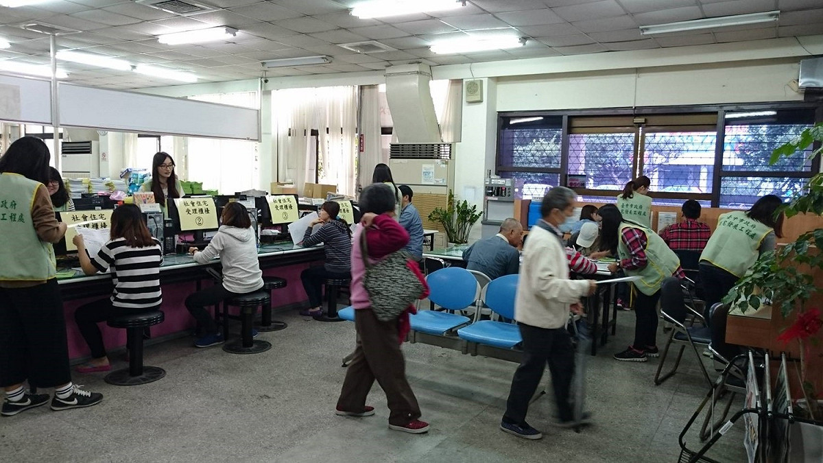 台中市住宅發展工程處表示，現正陸續辦理書面審查事宜，後續審查合格件數如超過各房型提供戶數，將以電腦抽籤決定入住順序；申請案若有相關資格不符需退、補件個案，也請民眾於寄發公文期限內遞交，否則將喪失抽籤資格。 圖：台中市政府/提供