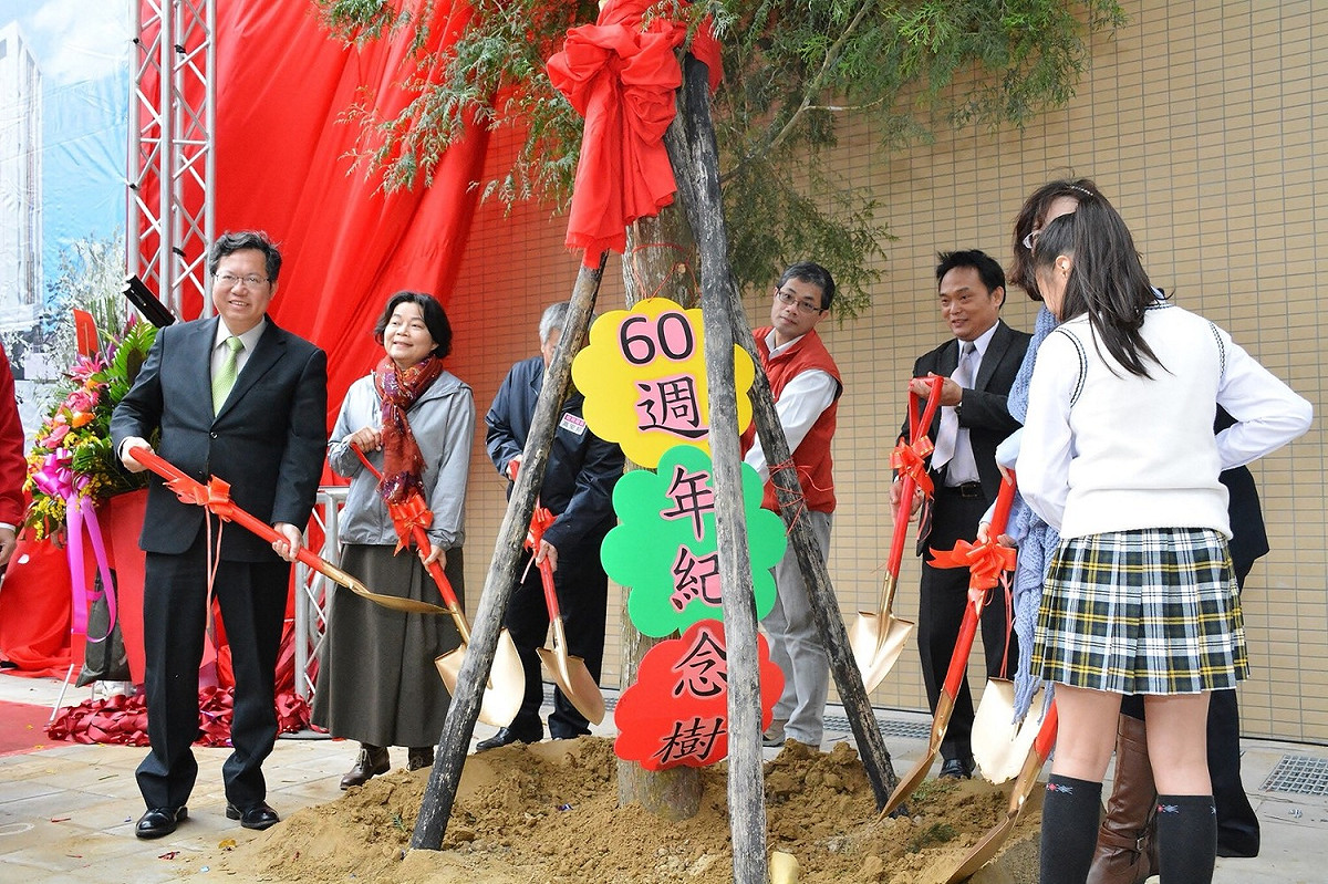 桃園市長鄭文燦今（16）日上午前往桃園區成功國小，出席成功國民小學「綜合大樓」落成揭幕典禮。 圖：桃園市政府/提供