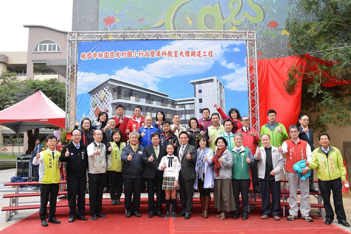 教育局長高安邦表示，成功國小綜合大樓外牆以馬賽克彩磚及60週年紀念樹種植，貼出大型百年樹人圖像，象徵教育是需要與時俱進、日新又新。 圖：桃園市政府/提供