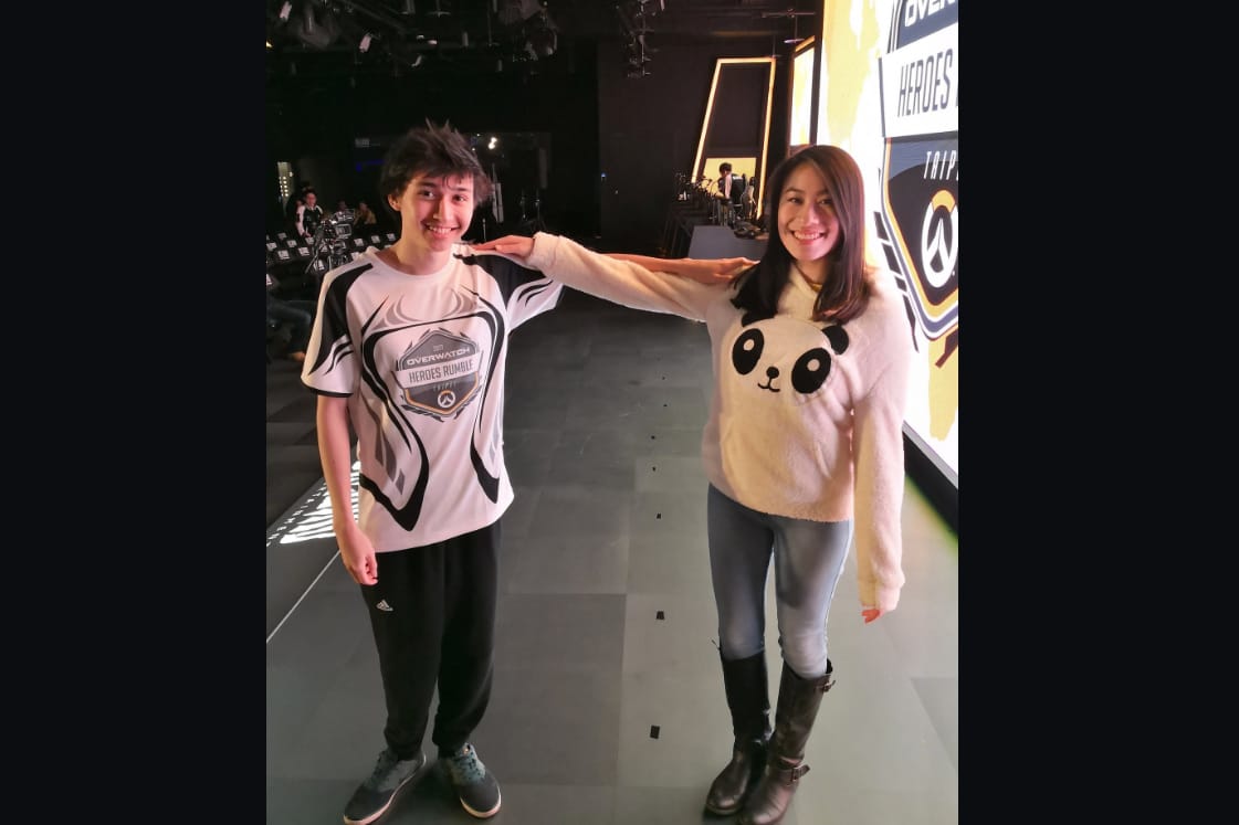 Oasis跑去找了BLK的隊長Trill，來個輔助間的身高比拼。 圖 : 翻攝自Oasis推特