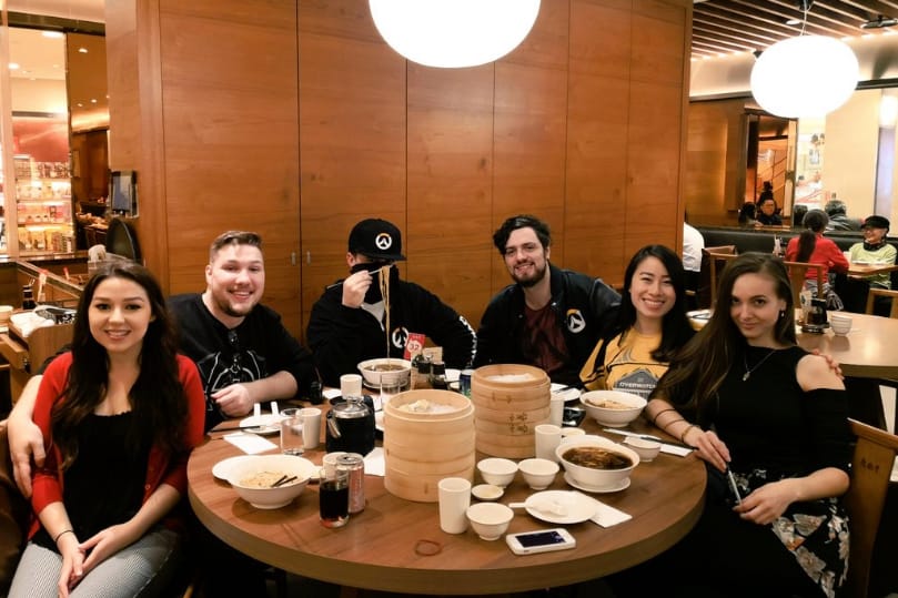 MDT趁著空檔好好享受了台灣美食小籠包，McCreamy堅持戴著面罩不露面。 圖 : 翻攝自Oasis推特