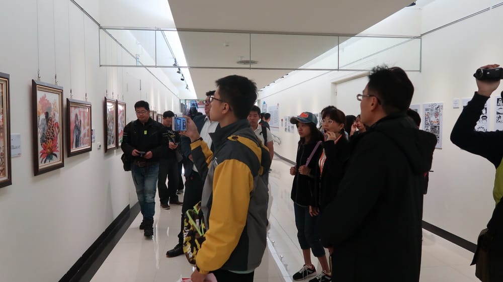 台灣動漫畫推廣協會蘇微希理事長介紹國際得獎的台灣漫畫作品。 圖：屏東縣政府/提供
