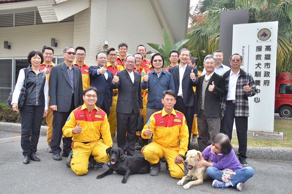 內政部長葉俊榮今（16）南下訪視高雄市消防局特搜中隊搜救犬馴養中心及前鎮分隊，由消防署謝景旭副署長、消防局陳虹龍局長陪同。 圖：內政部/提供