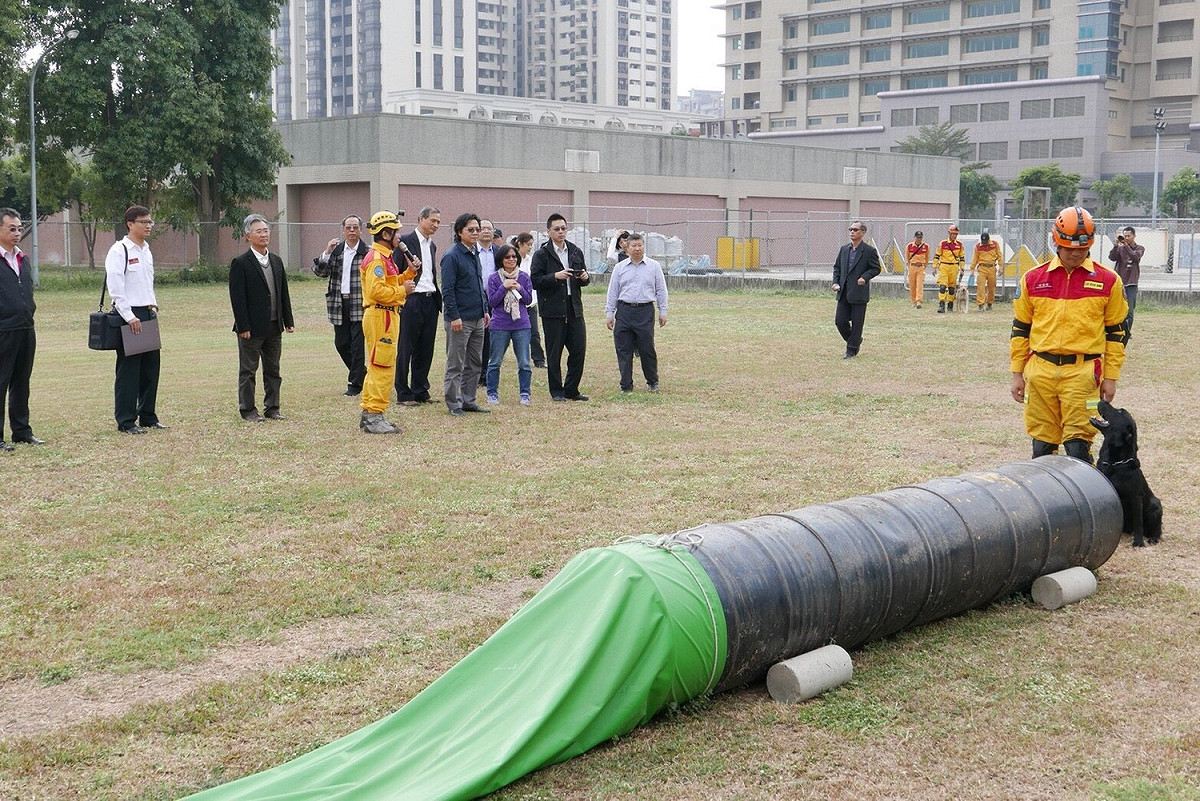 特搜中隊安排地震倒塌建築物搶救模擬演練，發生地震災害搶救時，搜救人員先由空拍機進行大範圍空拍搜救，同時出動搜救犬搜尋受困人員確切所在位置，縮小範圍後再出動特搜破壞小組進行破壞將受困民眾救出。 圖：內政部/提供