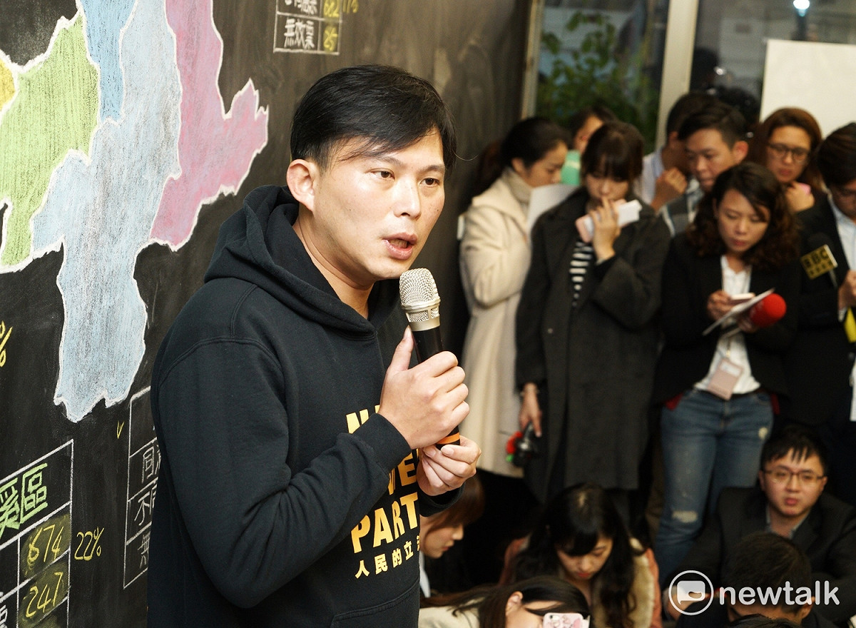 罷免案未過，黃國昌說：謝謝投罷免票的朋友，讓他有機會虛心檢討自己的不足，未來會持續接受鞭策與監督。 圖：張良一/攝