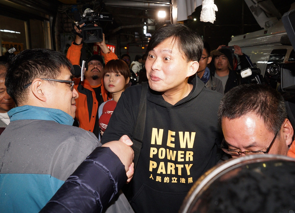 時代力量立委黃國昌罷免案未通過，晚間6點20分黃國昌在服務處發表談話，他感謝站出來投不同意票的朋友，謝謝這些朋友對於改革信念的支持與信任。 圖：張良一/攝