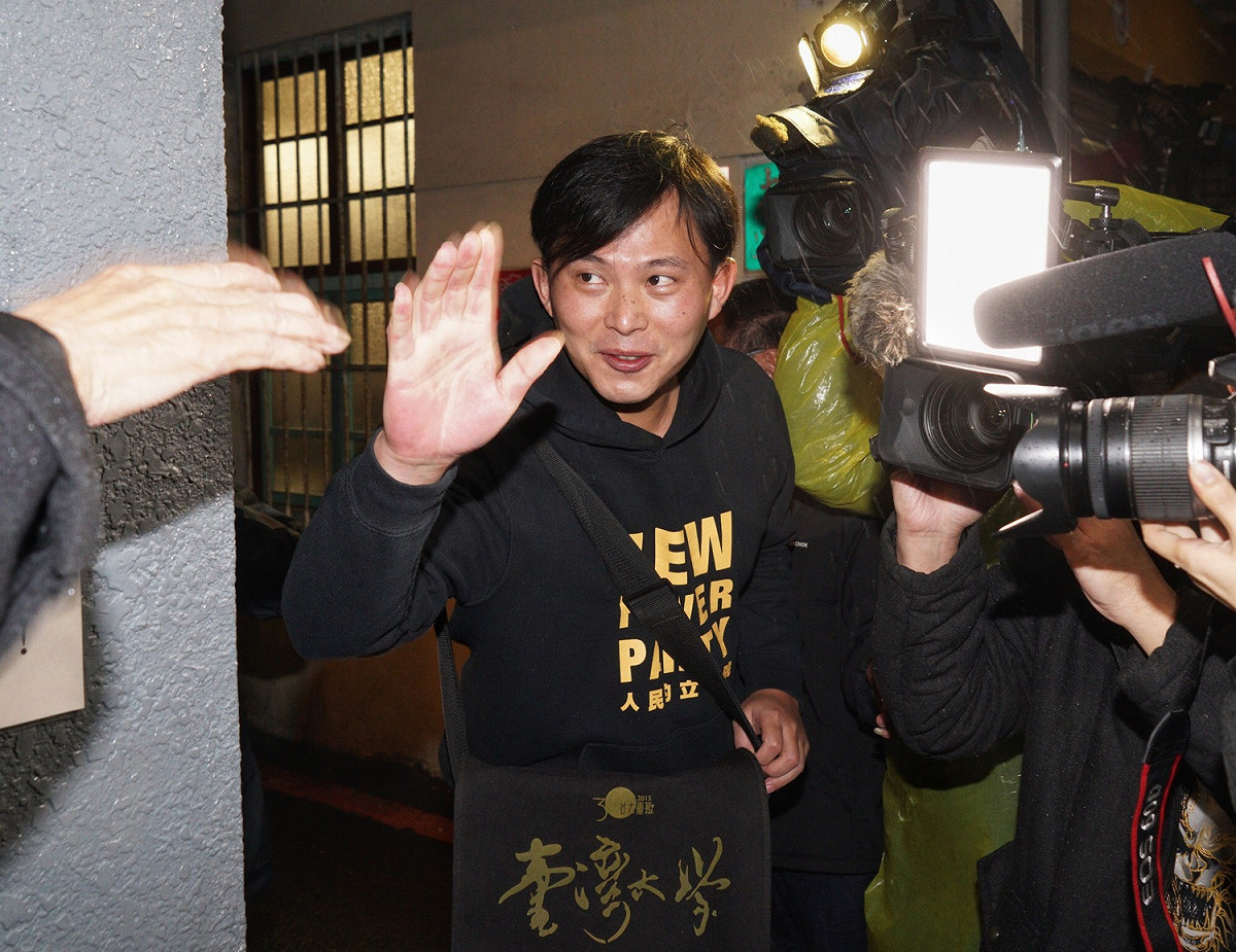 時代力量立委黃國昌罷免案未通過，晚間6點20分黃國昌在服務處發表談話，他感謝站出來投不同意票的朋友，謝謝這些朋友對於改革信念的支持與信任。 圖：張良一/攝
