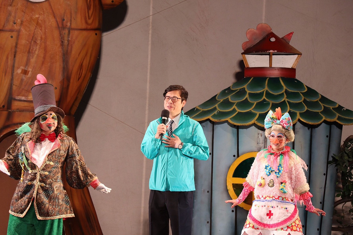 民進黨立委陳其邁在開演前特別致詞表示，希望很快高雄市也有一個、甚至更多像紙風車這麼有名的在地劇團，能夠代表高雄到319鄉鎮走透透；也期許未來高雄的小朋友，無論城鄉、無論背景，都能擁有相同的資源，都有公平接觸藝文活動的機會。 圖：陳其邁辦公室提供