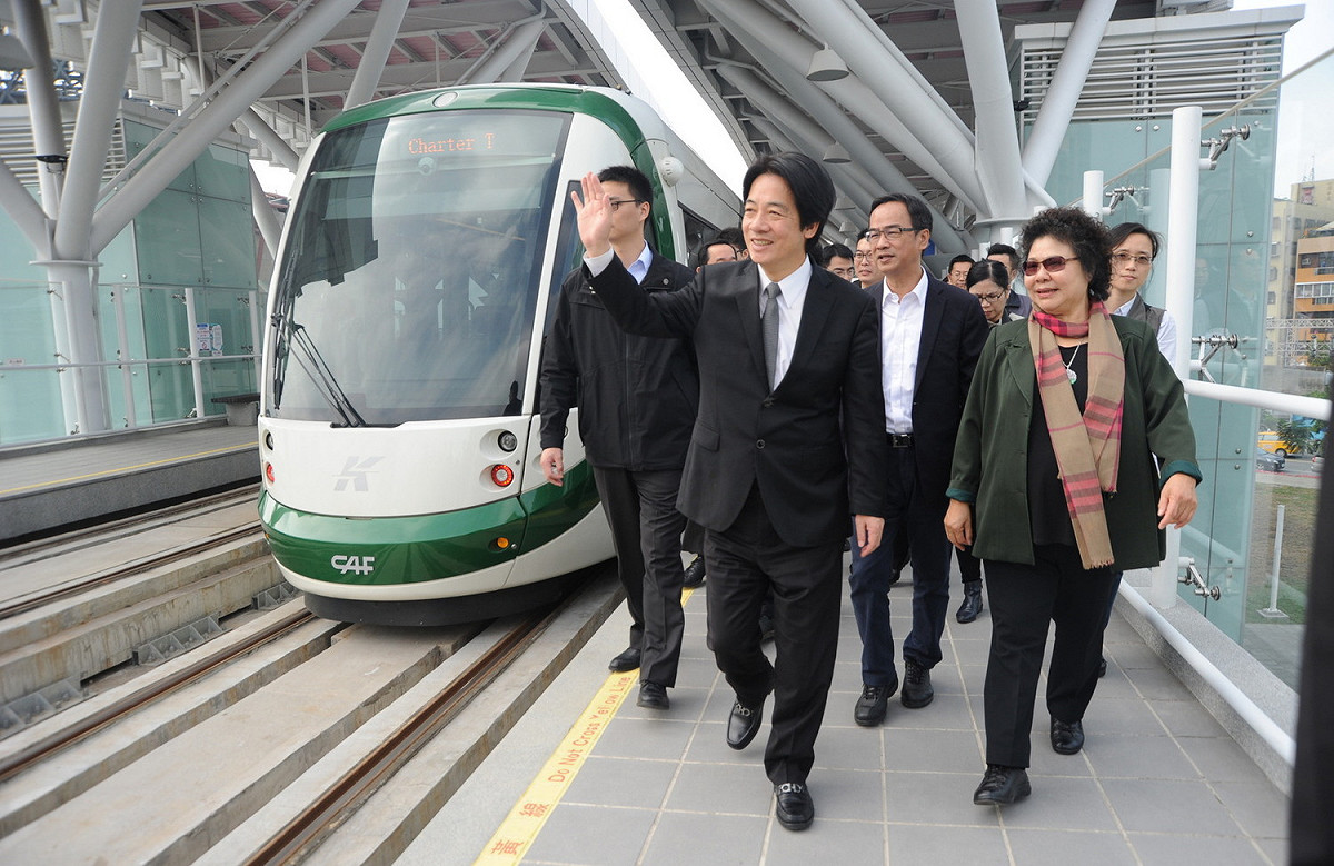 政院長賴清德與市長陳菊，聯袂參訪位於軟體園區的智崴資訊，體驗i-Ride飛行劇院，透過「飛越高雄」影片感受高雄山海河港的多元風貌，隨後眾人搭乘輕軌由C7軟體園區站至C11真愛碼頭站。 圖：高雄市政府提供