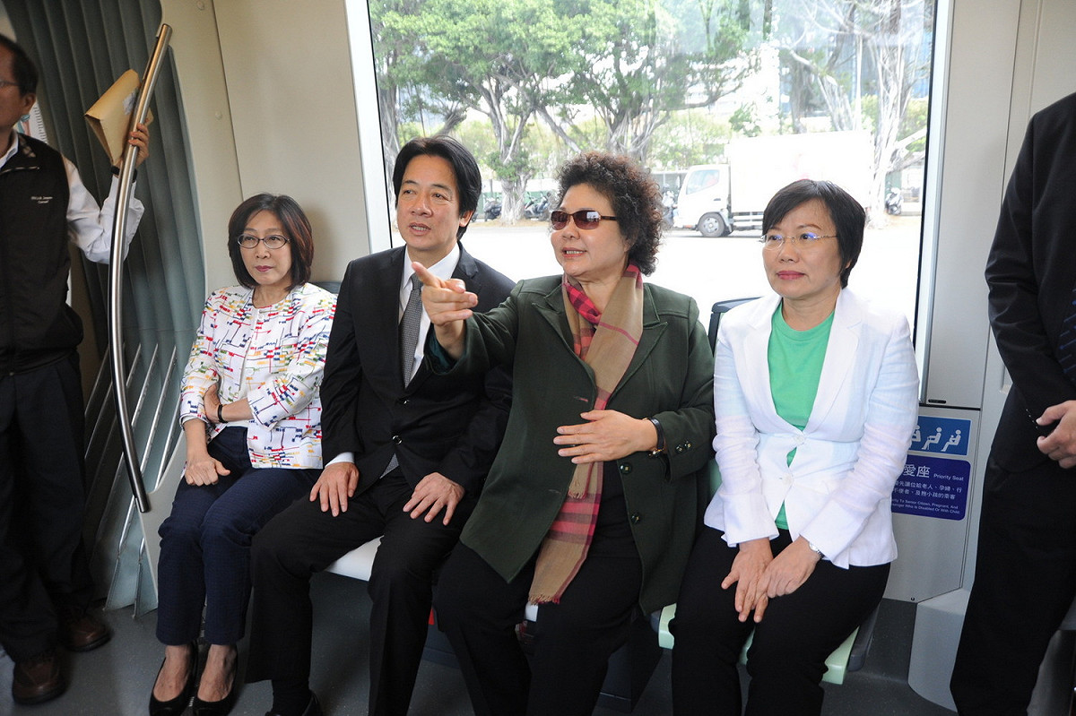 行政院長賴清德南下高雄視察地方建設，今(16)日在市長陳菊陪同下，參訪體感設備大廠智崴資訊，並搭乘輕軌至真愛碼頭站瞭解亞洲新灣區整體規劃。 圖：高雄市政府提供