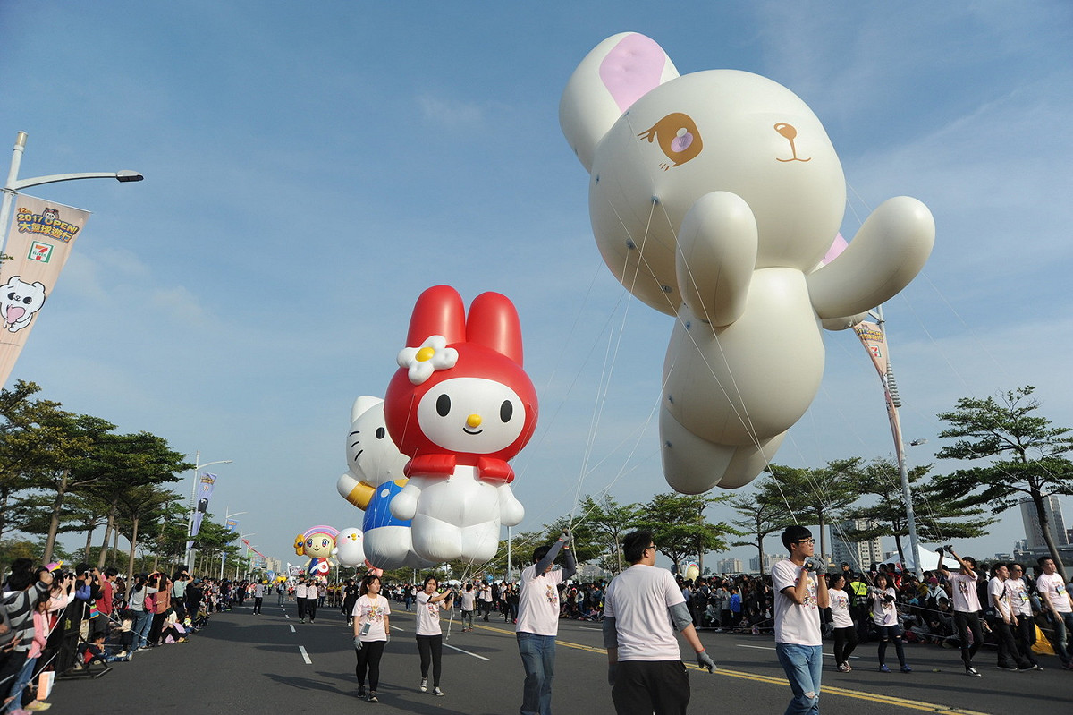 雪鈴兔波波、麥香火箭、HELLO KITTY、My Melody、蛋黃哥、小熊學校傑琪、卡娜赫拉的小動物、海綿寶寶、黑貓宅急便庫樂貓、雪樂貓、拉拉熊、史奴比、大同寶寶等造型大氣球紛紛以可愛勢力佔領時代大道。 圖：高雄市政府提供