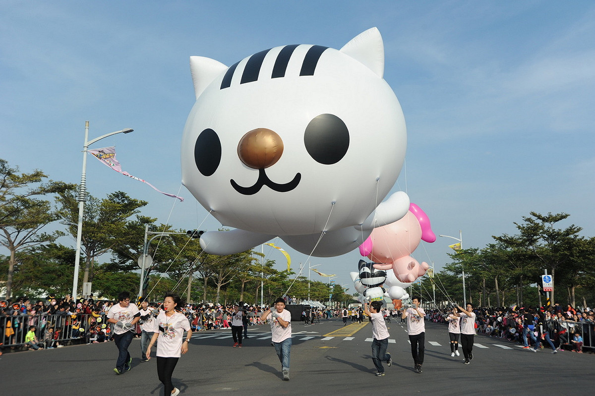 網路插畫明星「馬來貘」、「爽爽貓」、「奧樂雞」以及「小小浣熊」、「貓爪抓」等新朋友加入，讓現場民眾驚呼連連、爭相拍照，捕捉大氣球可愛模樣。 圖：高雄市政府提供