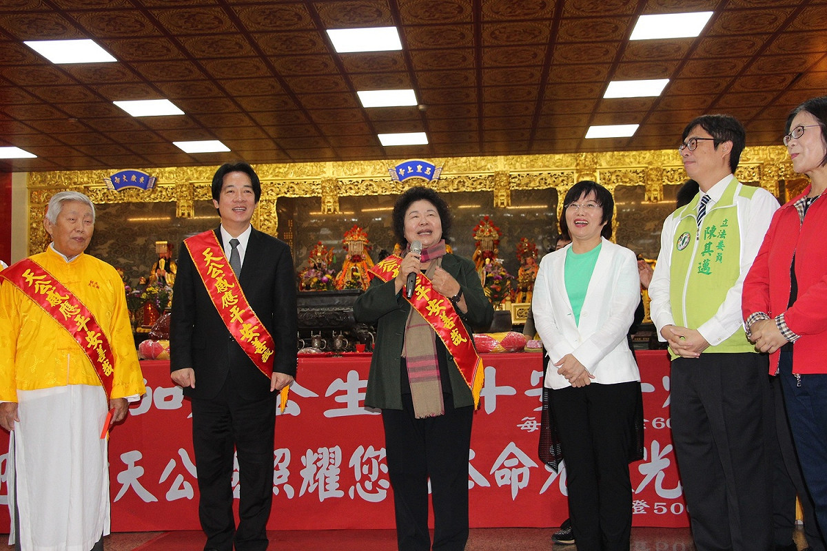 行政院長賴清德在高雄市長陳菊的陪同下，至香火鼎盛的左營新庄仔天公廟參拜，向玉皇上帝祈求風調雨順、闔家平安。  圖：高雄市政府提供