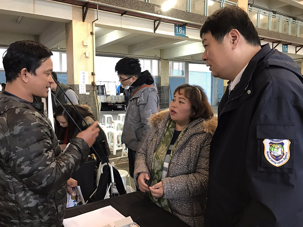 印尼籍漁工Daryono向移民署人員表達舉辦義診活動的感謝。
 圖：內政部移民署基隆港國境事務大隊/提供