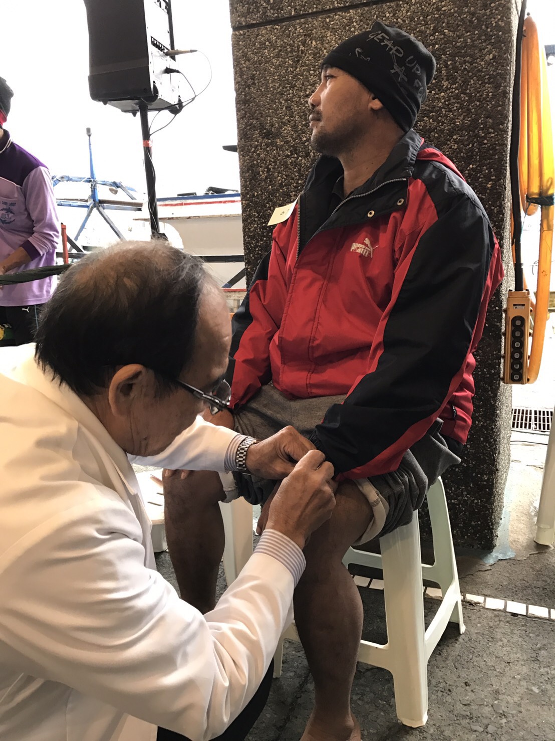 體驗中醫針灸。 圖：內政部移民署基隆港國境事務大隊/提供