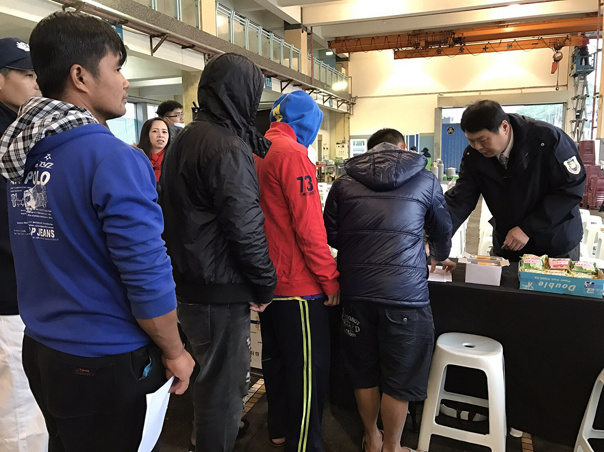 移民署攤位熱鬧滾滾、大排長龍。
 圖：內政部移民署基隆港國境事務大隊/提供