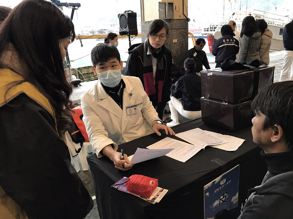 醫生治療外籍漁工皮膚病。 圖：內政部移民署基隆港國境事務大隊/提供