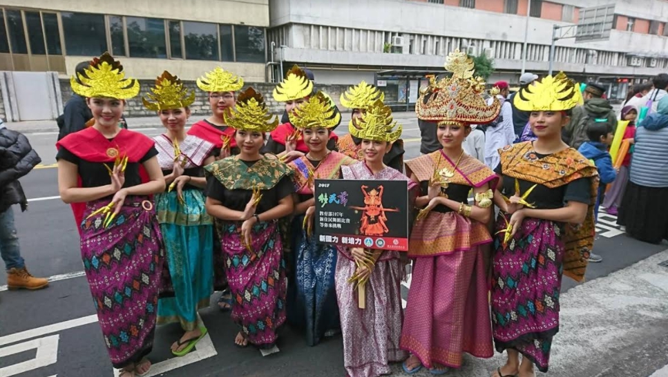 台藝大舞蹈學系馬來西亞僑生們，準備了一段自編的馬來西亞傳統特色舞蹈，融合了雜賓舞，舞蹈服裝則以馬來農民服裝為基礎，色彩鮮豔，顯現出勞動民族寬廣的胸懷和坦蕩、樂天的生活態度。 圖：教育部/提供