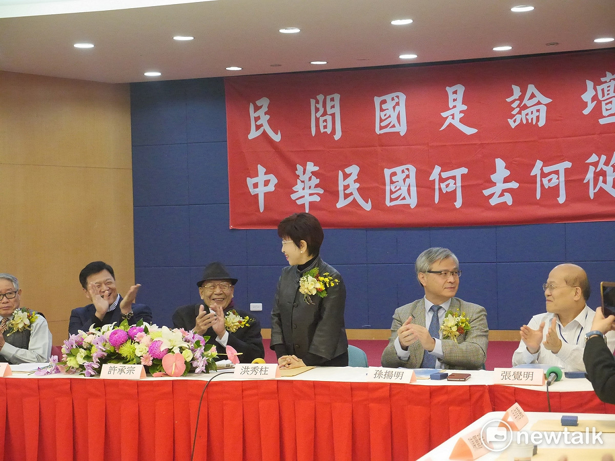 前台北縣長周錫瑋一見到國民黨前黨主席洪秀柱到場，開心地以熱烈掌聲歡迎。 圖：趙婉淳／攝