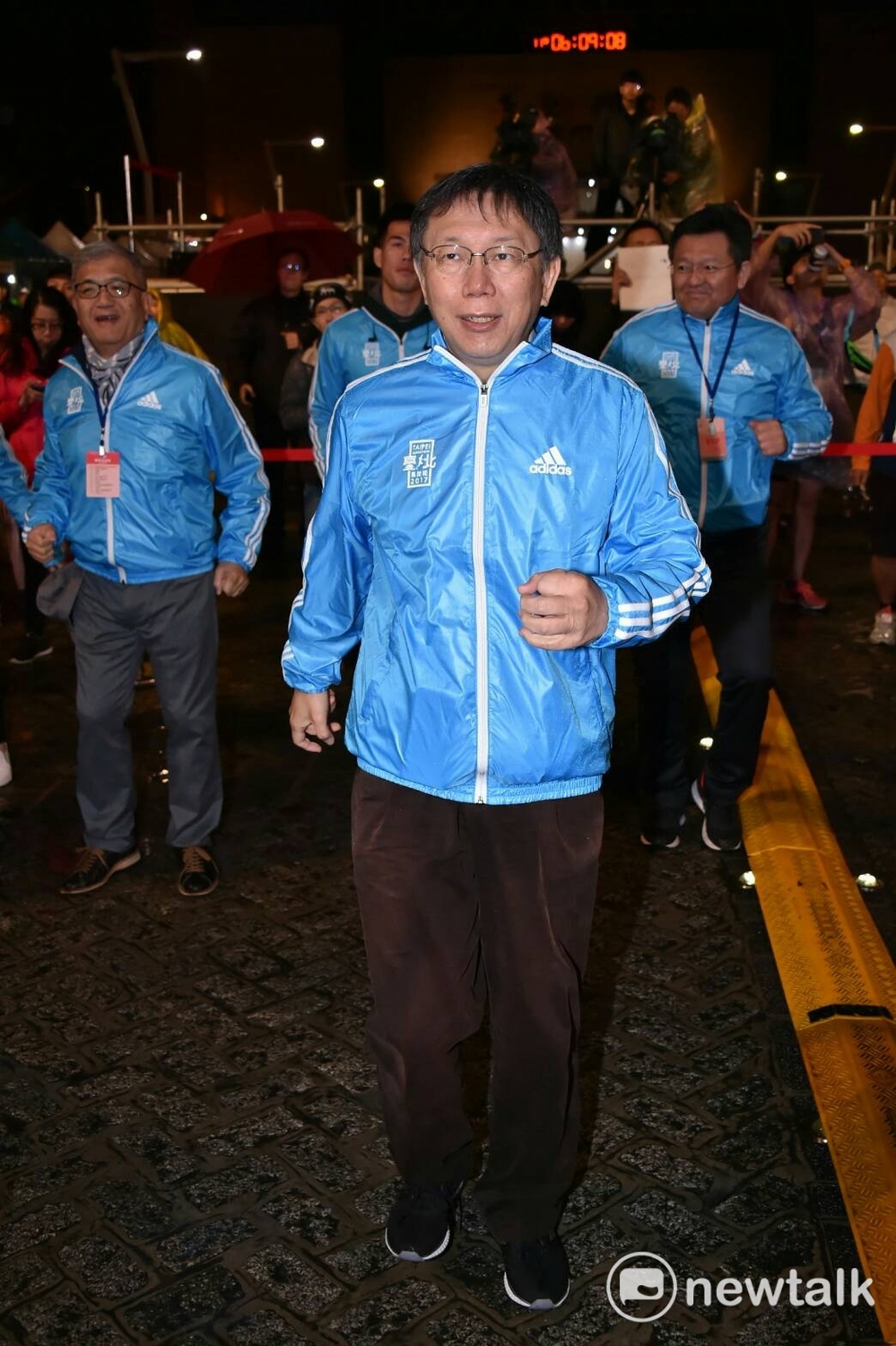 台北市長柯文哲為今天路跑活動暖身。 圖：台北市政府提供