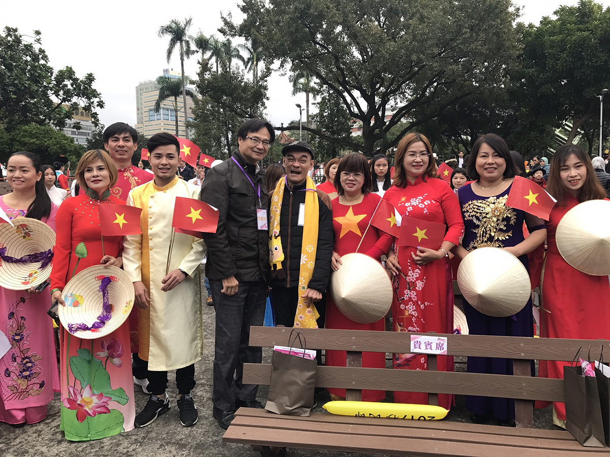 踩街隊伍：由中國、越南新移民組成的「JW超越夢想」 圖：台北市政府民政局/提供