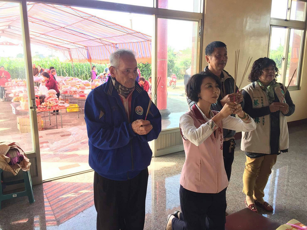 圖說：陳亭妃返回故鄉將軍區巷口李聖宮祭祖，分布全台的返鄉遊子難得聚首，氣氛熱絡。 圖：黃博郎攝