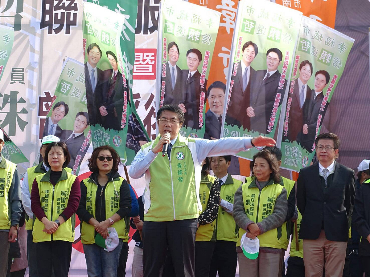 黃偉哲在麻豆與市議員郭秀珠於舊稱「水堀頭龍喉」的「蔴荳文化園區」舉辦造勢活動，吸引逾萬民眾相挺。 圖：黃博郎攝