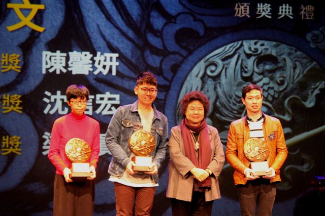 2017打狗鳳邑文學獎今年收件數共613件，參加者年紀最小為14歲，最高為77歲。今年並出現雙料獲獎、夫妻檔與首位外國籍得獎者。 圖：高雄市政府提供