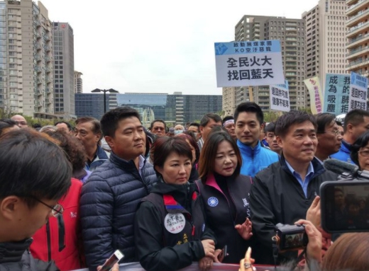 國民黨立法委員蔣萬安、盧秀燕、林明溱等人皆違反規定穿上背心參與反空汙大遊行。 圖：翻攝PTT