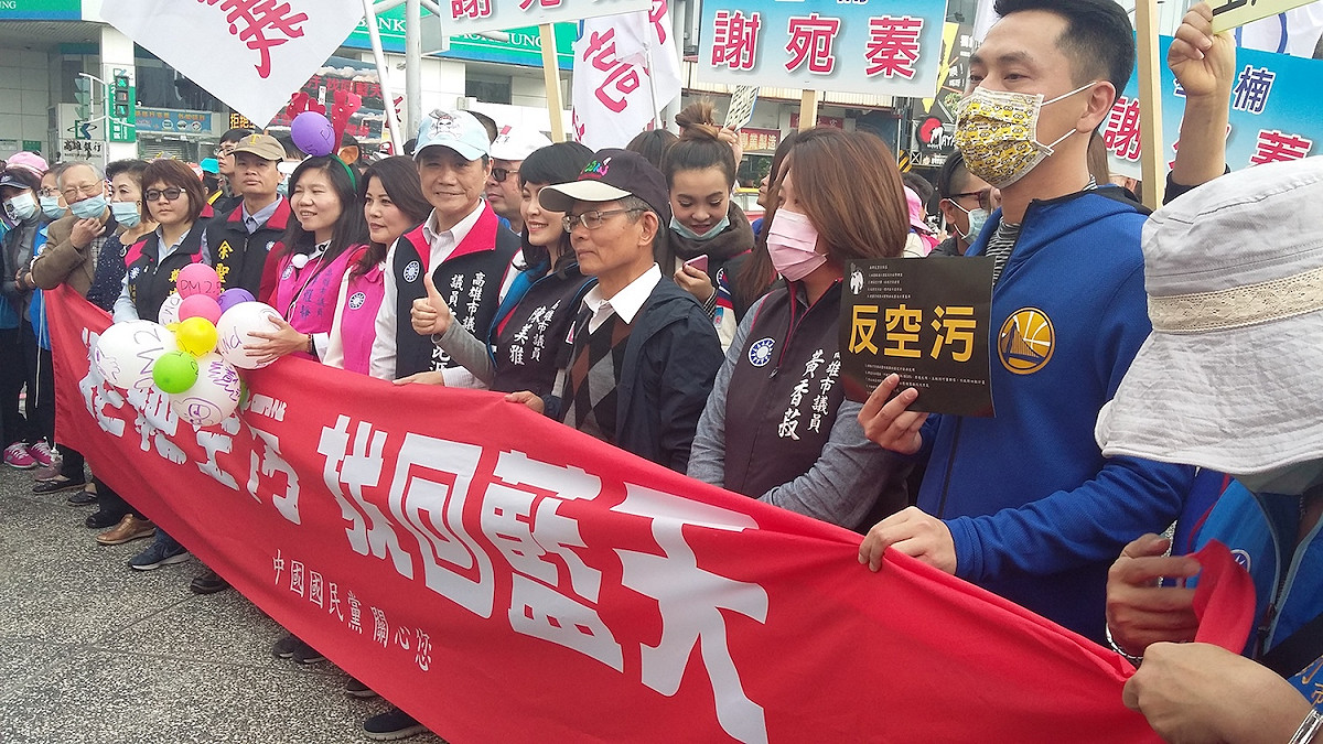 高雄反空污大遊行現場國民黨市議員也紛紛穿背心參加，久未現身的前高雄縣長楊秋興也在隊伍中。 圖：金名攝