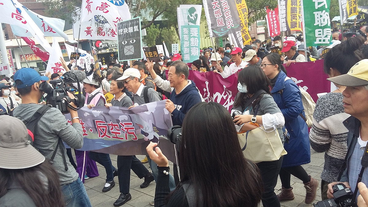 高雄反空污大遊行展開，國民黨出動大批人馬 。 圖：金名攝