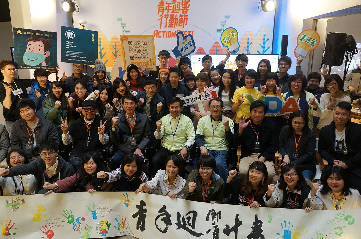 教育部長潘文忠和迴響獎各團隊合影。 圖：教育部提供