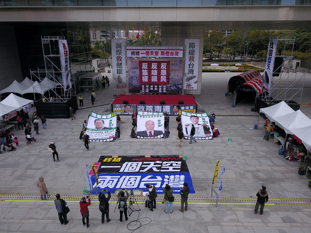 1217空汙大遊行台中場，共有十多個公民團體集結上街遊行抗議，主要訴求就是5部會（行政院、經濟部、環保署、衛福部、立法院）南遷；收回中火許可證，落實生煤減四成；中火立刻減煤二成(2018.1.26前)，再逐年減一成；各縣市前30大污染源減排二成（2018年底前），以及空品資訊網速增加可即時反映的指標。 圖：台灣健康空氣行動聯盟提供