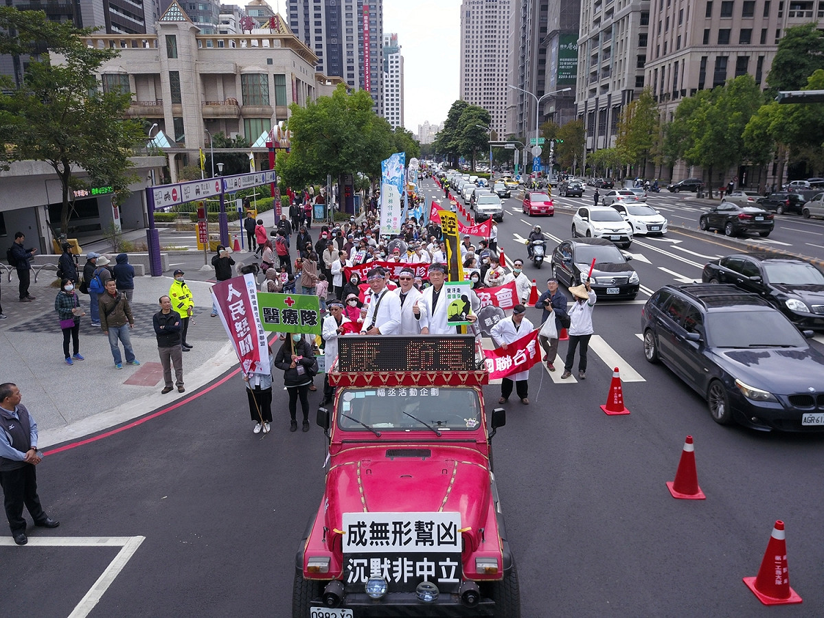 1217空汙大遊行台中場，共有十多個公民團體集結上街遊行抗議。 圖：台灣健康空氣行動聯盟提供
