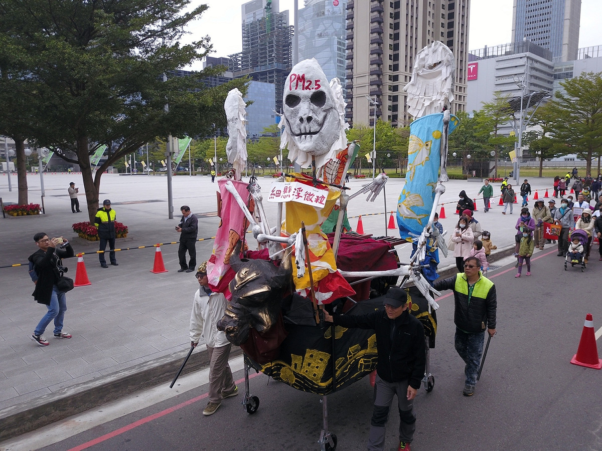 1217空汙大遊行台中場，共有十多個公民團體集結上街遊行抗議。 圖：台灣健康空氣行動聯盟提供