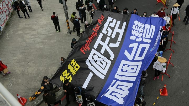 1217空汙大遊行台中場，共有十多個公民團體集結上街遊行抗議。 圖：台灣健康空氣行動聯盟提供