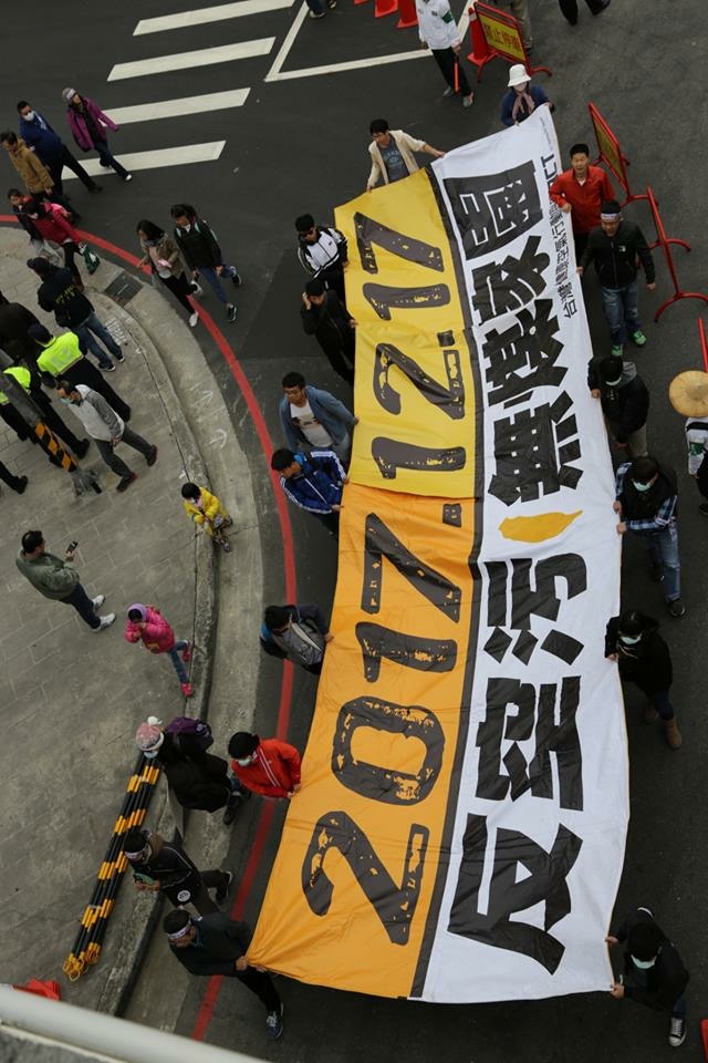 1217空汙大遊行台中場，共有十多個公民團體集結上街遊行抗議。 圖：台灣健康空氣行動聯盟提供