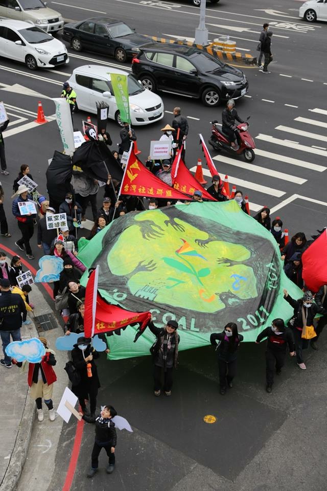 1217空汙大遊行台中場，共有十多個公民團體集結上街遊行抗議。 圖：台灣健康空氣行動聯盟提供