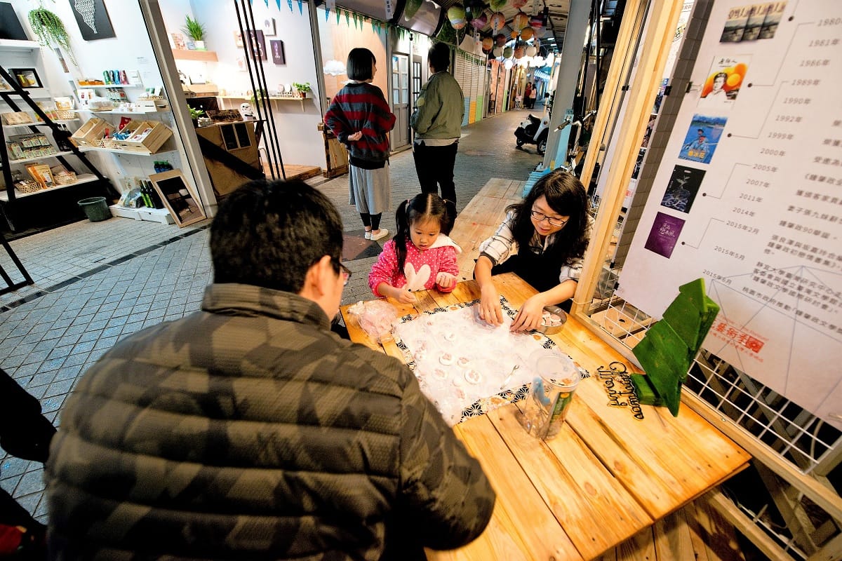 桃園菱潭興創基地，結合了二、三十位老中青三代翻轉、活化了過去老舊菜市場、舊攤販意象。 圖:鍾國嵩／提供
