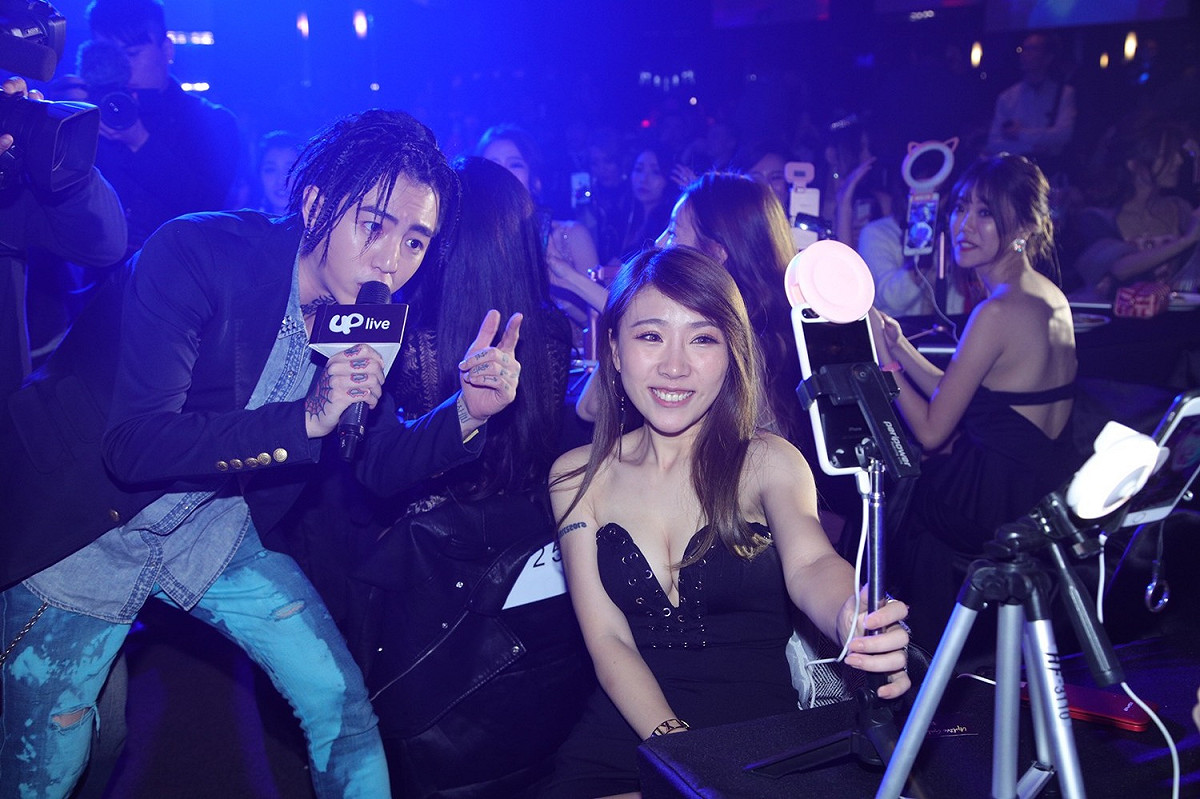 謝和弦熱歌勁舞與主播們互動。 圖：Uplive/提供