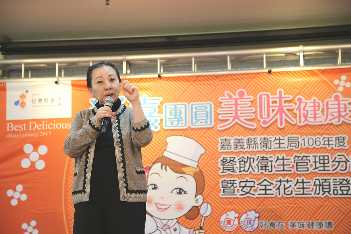 張花冠表示，藉由「餐飲衛生分級評核」，餐飲業者會更注重調理場所清潔衛生。 圖：嘉義縣政府/提供